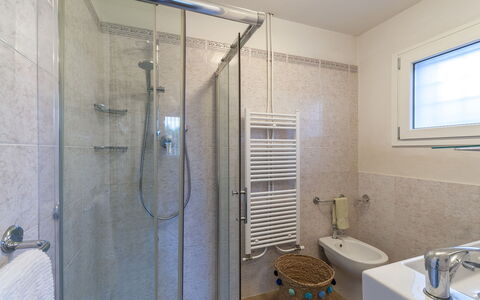 Villa Rustica 8: Piso, Suelo, Arreglo De Tubería, Diseño De Interiores, Baño, Habitación, Techo, Grifo, Plomería, Lavabo