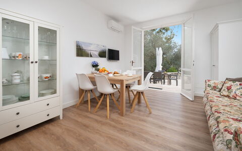 Villa Laconella 8+4: Mueble, Diseño De Interiores, Piso, Suelo, Madera, Mesa, Habitación, Casa, Techo, Sala