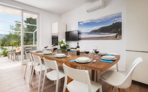 Villa Laconella 8+4: Mueble, Diseño De Interiores, Mesa, Silla, Piso, Cocina Y Comedor Mesa, Habitación, Suelo, Comedor, Departamento