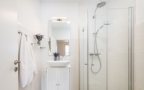 Villa Laconella 8+4: Baño, Diseño De Interiores, Arreglo De Tubería, Piso, Suelo, Baño, Plomería, Puerta, Lavabo, Grifo