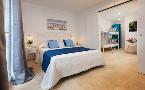 Villa Laconella 8+4: Mueble, Diseño De Interiores, Habitación, Piso, Cama, Suelo, Departamento, Casa, Techo, Habitación