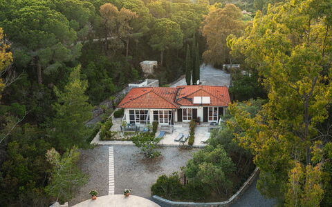 Villa Laconella 8+4: Árbol, Casa, Paisaje, Barrio Residencial, Casa, Arbusto, Área Rural, Techo, Cabaña, Inmuebles