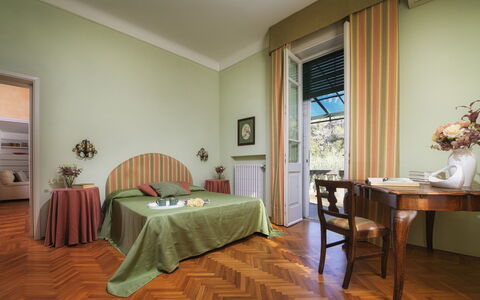 Villa Gaius 8+2: Mueble, Diseño De Interiores, Cama, Habitación, Pared, Piso, Sábana, Suelo, Madera, Lecho