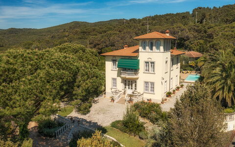 Villa Gaius 8+2: Edificio, Árbol, Casa, Casa, Barrio Residencial, Arquitectura, Arbusto, Fachada, Paisaje, Inmuebles