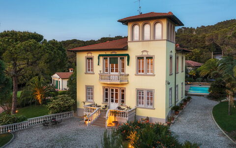 Villa Gaius 8+2: Árbol, Edificio, Casa, Barrio Residencial, Casa, Fachada, Arbusto, Arquitectura, Inmuebles, Techo