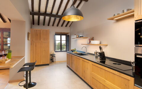 Terra di Siena 14: Cocina, Mueble, Mostrador, Diseño De Interiores, Aparato De Cocina, Gabinetes, Madera, Piso, Lámpara, Techo