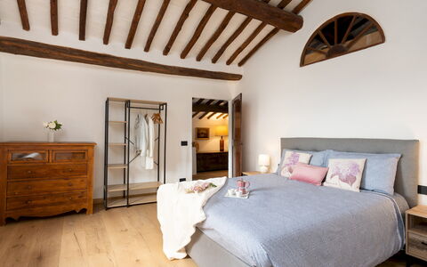 Terra di Siena 14: Mueble, Cama, Diseño De Interiores, Habitación, Pared, Piso, Lecho, Suelo, Sábana, Habitación