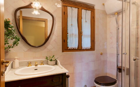 Podere Belvedere 6: Lavabo Del Baño, Baño, Diseño De Interiores, Espejo, Arreglo De Tubería, Piso, Lavabo, Suelo, Mueble De Baño, Encendiendo