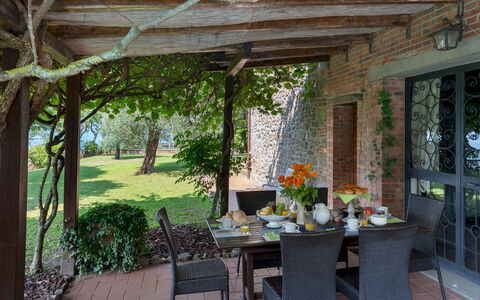 Podere Belvedere 6: Mueble, Mesa, Mueble Para Exteriores, Silla, Mesa Al Aire Libre, Cocina Y Comedor Mesa, Jardín, Maceta, Sombra