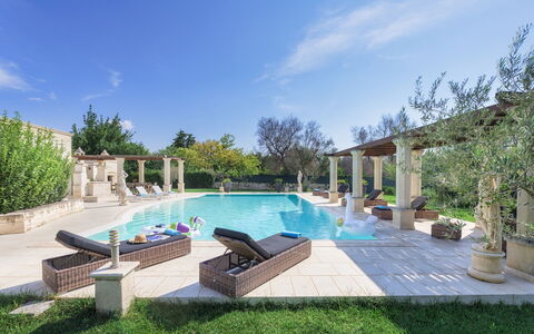 Villa la Dolce Vita 6: Piscina, Fuente De Agua, Material Compuesto, Inmuebles, Jardín, Sombra, Recurso, Columna, Paisajismo, Hacienda