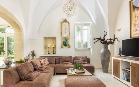 Villa la Dolce Vita 6: Mueble, Diseño De Interiores, Sofá, Piso, Sala, Madera, Suelo, Casa, Habitación, Mesa