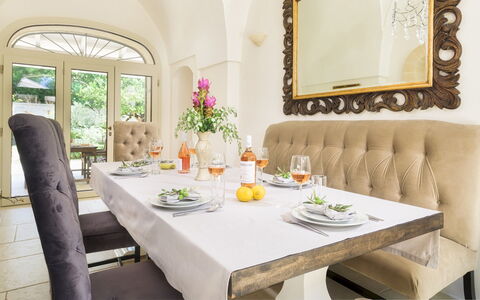Villa la Dolce Vita 6: Mueble, Diseño De Interiores, Mesa, Silla, Comedor, Cocina Y Comedor Mesa, Vajilla, Habitación, Encendiendo, Piso