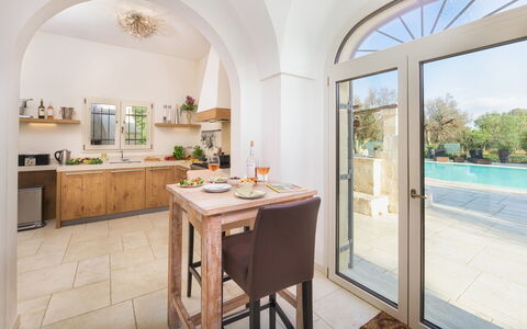 Villa la Dolce Vita 6: Diseño De Interiores, Cocina, Mostrador, Mueble, Piso, Techo, Suelo, Gabinetes, Cocina Y Comedor Mesa, Silla