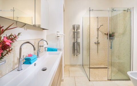 Villa la Dolce Vita 6: Baño, Diseño De Interiores, Arreglo De Tubería, Piso, Suelo, Grifo, Mueble De Baño, Plomería, Loseta, Espejo