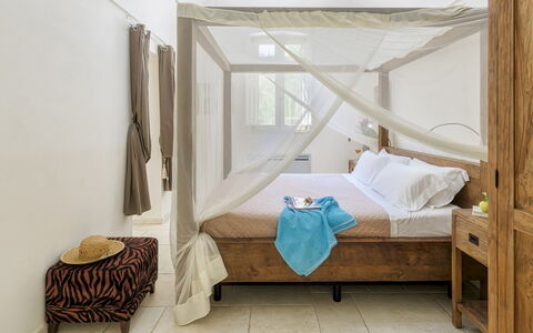 Villa la Dolce Vita 6: Mueble, Diseño De Interiores, Cama, Habitación, Suelo, Madera, Piso, Habitación, Textil, Encendiendo