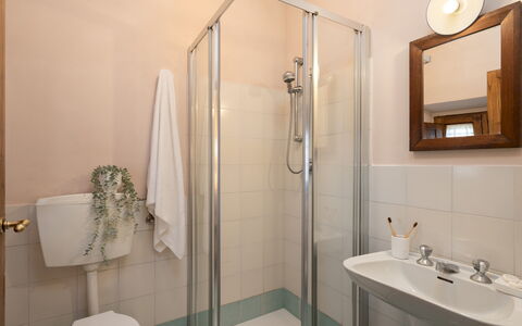 Cosciano 12: Baño, Arreglo De Tubería, Lavabo Del Baño, Pared, Diseño De Interiores, Piso, Suelo, Lavabo, Grifo, Espejo