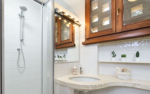 Il Fienile 4: Diseño De Interiores, Pared, Arreglo De Tubería, Piso, Baño, Grifo, Lavabo Del Baño, Suelo, Plomería, Lavabo