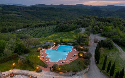 Guado al Sole 26+4: Paisaje, Noche, Hill Station, Oscuridad, Eco Hotel, Noche, Pueblo De Montaña, Ciudad De Vacaciones