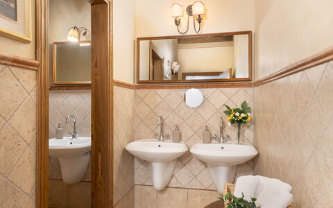 Guado al Sole 26+4: Lavabo Del Baño, Piso, Arreglo De Tubería, Baño, Diseño De Interiores, Lavabo, Suelo, Grifo, Plomería, Encendiendo