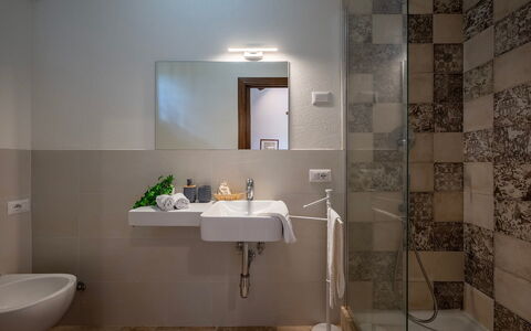 Le Colombelline 12: Piso, Diseño De Interiores, Baño, Suelo, Pared, Arreglo De Tubería, Lavabo Del Baño, Lavabo, Techo, Grifo