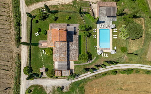 Le Colombelline 12: Casa, Casa, Barrio Residencial, Inmuebles, Cabaña, Piscina, El Terreno Del Lote, Techo, Casa De Campo, Llanura