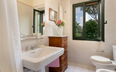 Villa Paesante 8: Lavabo Del Baño, Arreglo De Tubería, Baño, Lavabo, Baño, Piso, Suelo, Puerta, Asiento Del Baño, Plomería