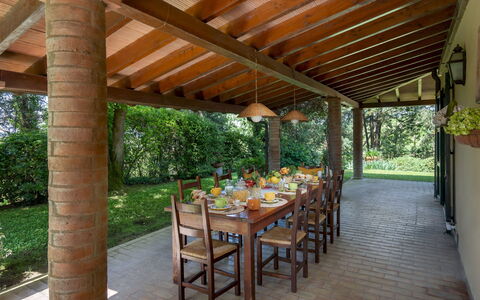 Villa Paesante 8: Mueble, Madera, Mesa, Cocina Y Comedor Mesa, Silla, Porche, Techo, Estructura Al Aire Libre, Mueble Para Exteriores, Sombra