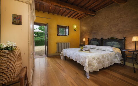 Podere Santa Croce 10: Mueble, Pared, Diseño De Interiores, Piso, Habitación, Cama, Casa, Suelo, Encendiendo, Casa