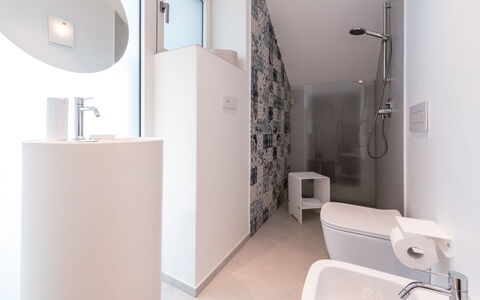 Villa Petrillo 6: Baño, Arreglo De Tubería, Piso, Suelo, Pared, Diseño De Interiores, Baño, Lavabo, Asiento Del Baño, Plomería