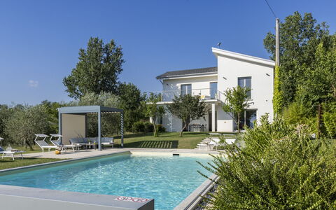 Villa Petrillo 6: Azul, Piscina, Barrio Residencial, Casa, Casa, Inmuebles, Recurso, Jardín, Césped, Villa