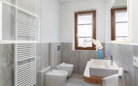 Villa Irene 6: Piso, Suelo, Pared, Madera, Arreglo De Tubería, Diseño De Interiores, Casa, Grifo, Lavabo, Baño