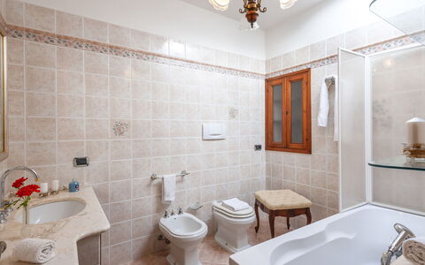 Villa Banci 8: Arreglo De Tubería, Diseño De Interiores, Piso, Baño, Suelo, Lavabo Del Baño, Lavabo, Grifo, Plomería, Techo