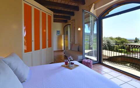 Villa Biddizza 10: Manchas De Madera, Cama, Habitación, Recurso, Marco De La Cama, Silla, Hotel, Villa, Lecho, Eco Hotel