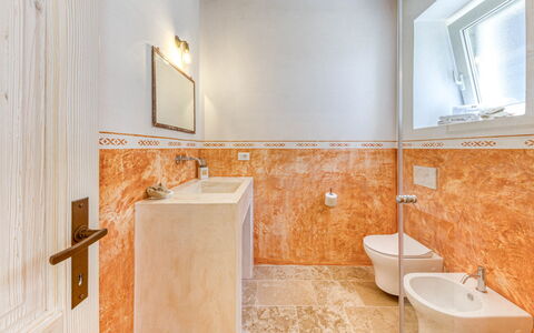 Il Nachiro 6: Piso, Suelo, Arreglo De Tubería, Diseño De Interiores, Loseta, Baño, Plomería, Grifo, Lavabo, Mármol