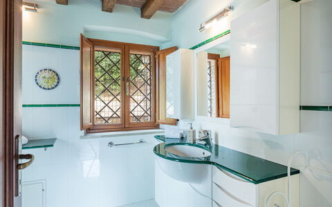 Podere Montioni 6+2: Arreglo De Tubería, Diseño De Interiores, Grifo, Plomería, Lavabo, Casa, Baño, Piso, Vaso, Mostrador