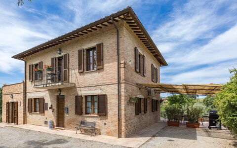 Casa Eusebia 8+2: Ventana, Edificio, Casa, Barrio Residencial, Puerta, Casa, Fachada, Arquitectura, Techo, Cabaña