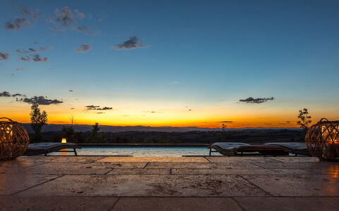 Casale the Place 6+2: Cielo, Resplandor Crepuscular, Puesta De Sol, Oscuridad, Horizonte, Amanecer, Noche, Naranja, Mañana En Red Sky, Luz De Sol