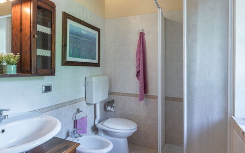 Dimora Alessandra 4: Piso, Suelo, Diseño De Interiores, Arreglo De Tubería, Lavabo Del Baño, Lavabo, Baño, Habitación, Mueble, Grifo