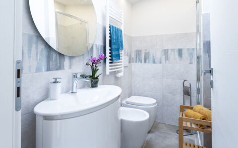 La Villa in Pineta 10: Asiento Del Baño, Baño, Diseño De Interiores, Arreglo De Tubería, Baño, Piso, Suelo, Plomería, Loseta