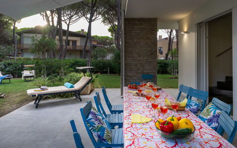 La Villa in Pineta 10: Mueble, Mueble Para Exteriores, Silla, Sombra, Jardín, Ocio, Patio Interior, Mesa Al Aire Libre, Yarda, Recurso