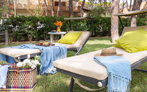 La Villa in Pineta 10: Mueble, Mueble Para Exteriores, Sunlounger, Ocio, Silla, Comodidad, Jardín, Sombra, Sillón, Linos