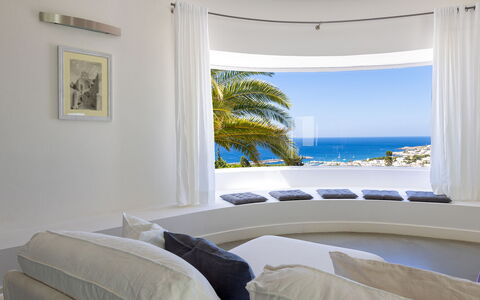 Villa Calypso 8: Diseño De Interiores, Mueble, Recurso, Suelo, Departamento, Techo, Sala, Hotel, Sofá