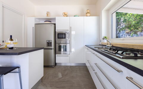 Villa Calypso 8: Aparato De Cocina, Cocina, Mostrador, Diseño De Interiores, Electrodoméstico, Gabinetes, Mueble, Piso, Electrodoméstico, Madera