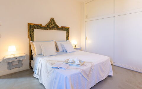 Villa Calypso 8: Habitación, Diseño De Interiores, Cama, Sábana, Lecho, Suelo, Mueble, Piso, Habitación, Marco De La Cama