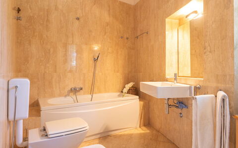 Villa Calypso 8: Piso, Arreglo De Tubería, Pared, Suelo, Baño, Diseño De Interiores, Grifo, Lavabo, Lavabo Del Baño, Habitación