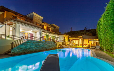 Villa Alais 8: Azul, Piscina, Noche, Barrio Residencial, Recurso, Encendiendo, Casa, Electricidad, Eco Hotel, La Iluminación Del Paisaje