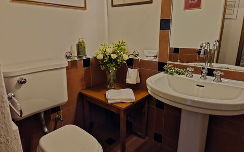 Scandelaia 12: Lavabo Del Baño, Diseño De Interiores, Arreglo De Tubería, Lavabo, Baño, Piso, Encendiendo, Mueble, Suelo, Plomería