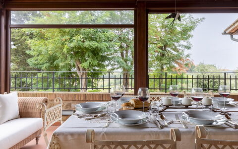 Villa Binetti 7: Mueble, Mesa, Diseño De Interiores, Silla, Madera, Cocina Y Comedor Mesa, Comedor, Habitación, Restaurante, Sombra