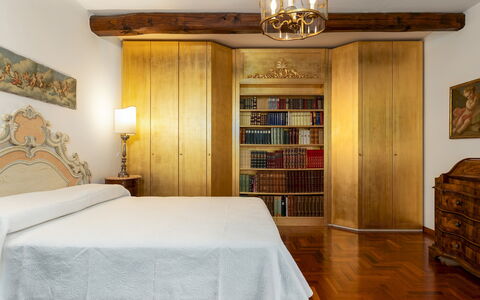 Villa Binetti 7: Mueble, Pared, Habitación, Diseño De Interiores, Cama, Madera, Piso, Suelo, Amarillo, Sábana