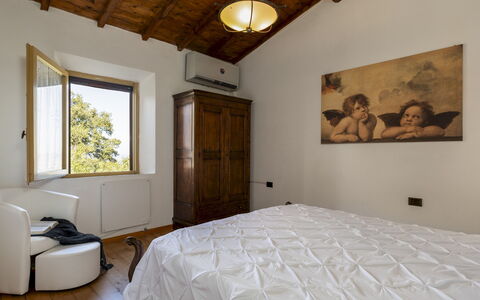 Villa Bel Panorama 8: Cama, Habitación, Lecho, Diseño De Interiores, Sábana, Pared, Mueble, Madera, Linos, Techo